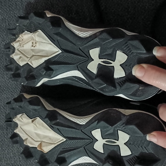 Under Armour cleats size 4Y - Picture 4 of 5